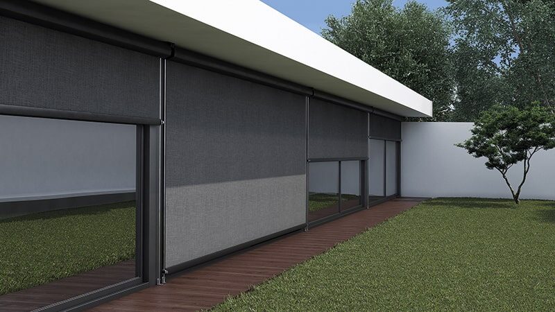 Toldo vertical screen instalado frente a una cristalera