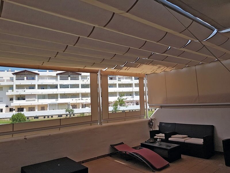 Paraviento con ventana instalado en una terraza