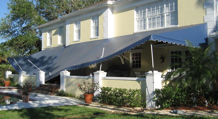 Lona de toldo instalada en una vivienda