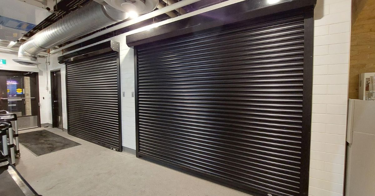 Persianas enrollables en un espacio comercial, contexto de lamas